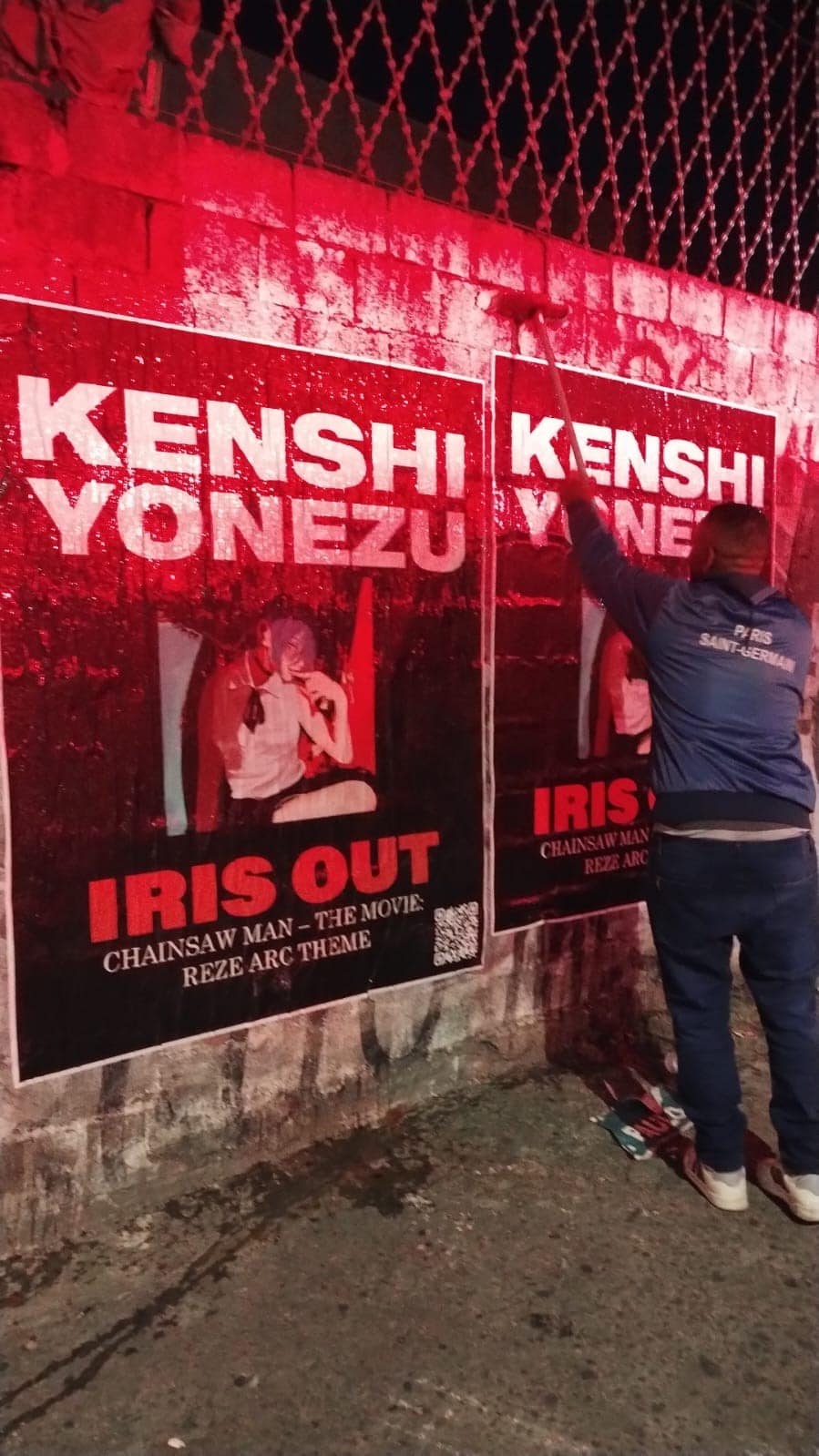 Kenshi Yonezu “Iris Out” Wild Posting® campaign installation in São Paulo at night, promoting the Chainsaw Man – The Movie: Reze Arc theme song.